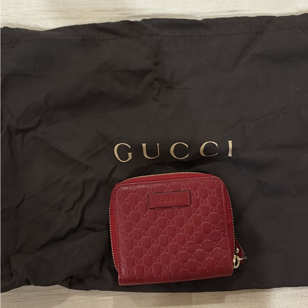 Gucci bifold wallet with micro-glossy Guccissima Bordeaux leather zipper